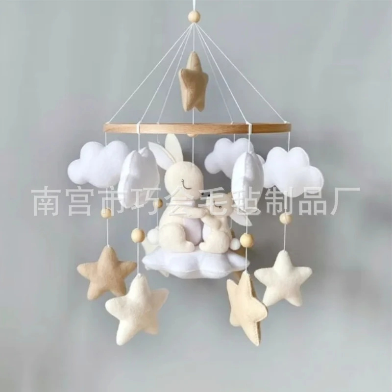 Baby Nursery Mobile - 手作りの柔らかいフェルトのバニーベビーモバイル、ニュートラルベージュの雲と星の木製ベビーベッドモバイル、新生児の保育園の装飾、ベビーシャワーギフト