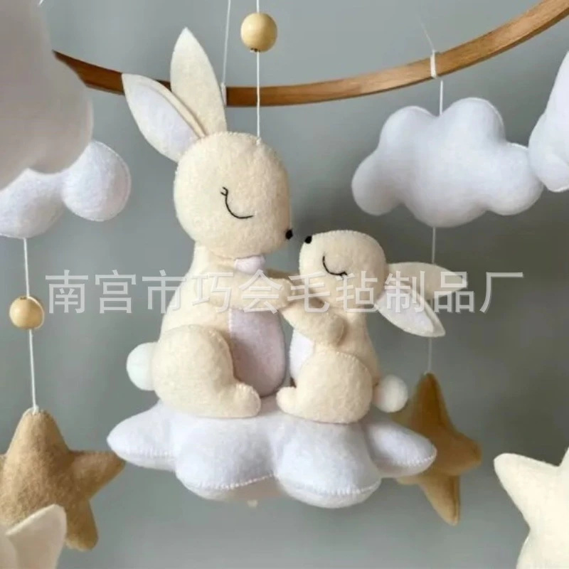 手作りの柔らかいフェルトのバニーベビーモバイル、ニュートラル - Baby Nursery Mobile のレビューと価格